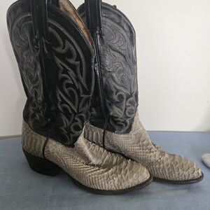 Tony Lama-  Black and Tan Western Boots. Mens Sz 8D